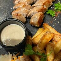 Колбаски куриные с квашеной капустой и картофельными дольками в Берлога