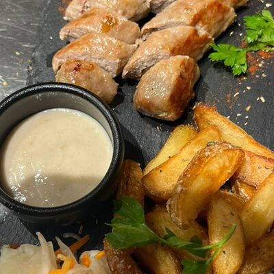 Колбаски куриные с квашеной капустой и картофельными дольками в Берлога по цене 550 ₽