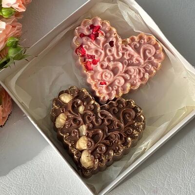 Белый и молочный шоколад с клубникой и фундуком 2 сердца в Verria Chocolate - клубника в шоколаде по цене 800 ₽