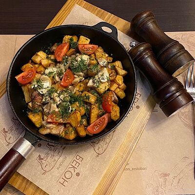 Свинина, жаренная с картофелем и грибным соусом в Restobar Бекон по цене 620 ₽