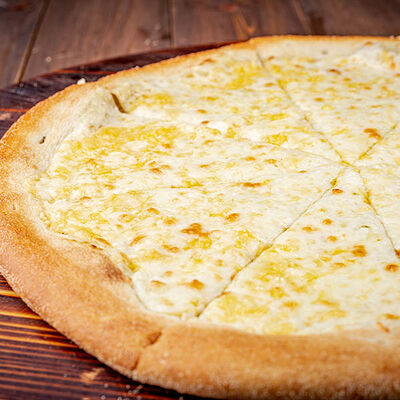 Три сыра на сливочный в Пицца Хаб по цене 649 ₽