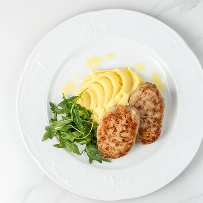 Куриные котлеты с картофельным пюре в Date по цене 950 ₽
