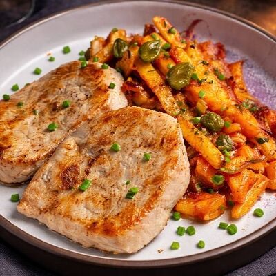 Ломо сальтадо с медальонами из свинины в Kirova street по цене 470 ₽