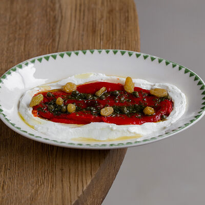 Запеченные перцы, козий сыр, изюм в Saray по цене 1250 ₽