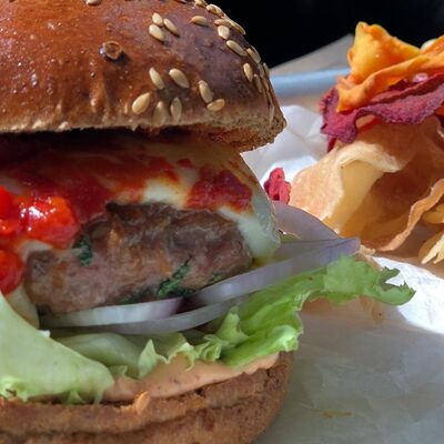 Бургер блю чиз с ягодным соусом в Леопольд по цене 870 ₽