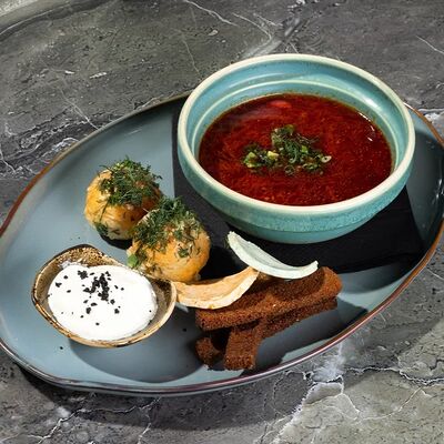 Борщ с говяжьими щёчками со сметаной, чесночными пампушками и смальцем в Фореста Фестиваль Парк по цене 490 ₽