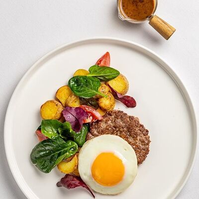 Бифштекс с жареным картофелем и перечным соусом в Wine Region по цене 1350 ₽