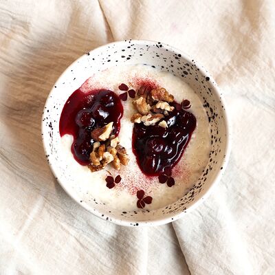Рисовая каша с вишнёвым компоте и грецкими орехами в KOKK по цене 490 ₽