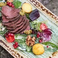 Теплый салат с олениной в Chalet River Club