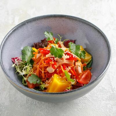 Азиатский салат с куриным филе в На Парах по цене 295