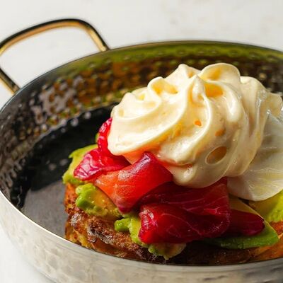 Яйцо Бенедикт на булочке бриошь с гравлаксом в Волгоречье по цене 740 ₽