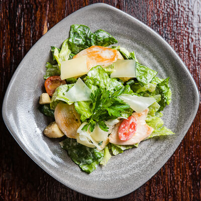 Салат Цезарь с курицей в Reader's pub по цене 360 ₽