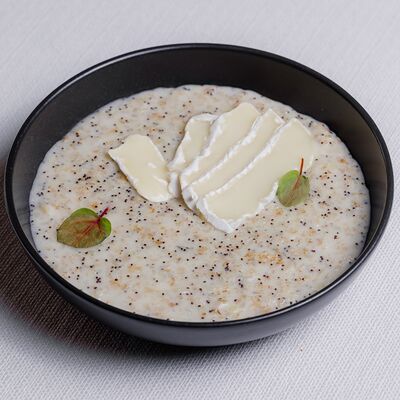Каша овсяная с маком и сыром бри в Ресторан Европа по цене 390 ₽