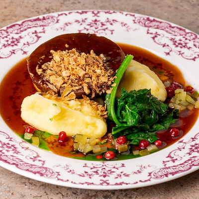 Говяжьи щечки с картофельным пюре, шпинатом и пармезаном в Lili по цене 1080 ₽