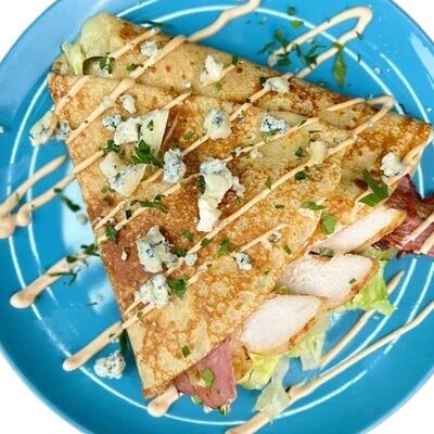 Курица и бекон с сыром дорблюв BUENO cafe по цене 820 ₽