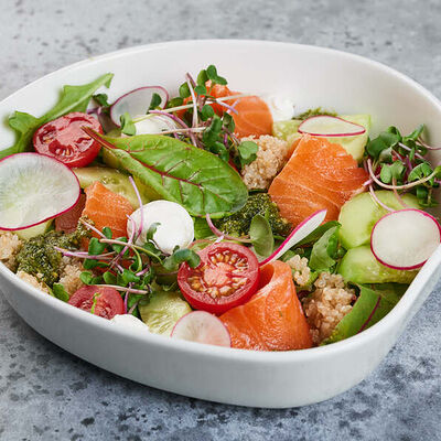 Салат с форелью слабой соли, киноа, соусом чимичури и кремом из сыра в Belochka по цене 640 ₽