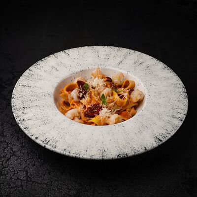 Паста с креветками в сливочно-томатном соусе в Прага по цене 990 ₽
