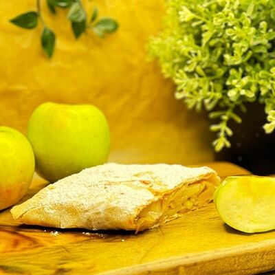 Штрудель с яблоком в МакоФФка Вкуса по цене 127 ₽