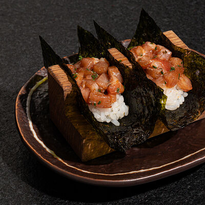 Хэнд-ролл Тунец Блюфин Торо в Self Edge Japanese по цене 2200 ₽