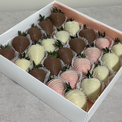 Клубника в шоколаде в коробке 15 в Allowberry по цене 6200 ₽