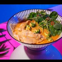 Кокосовый суп с креветочными вонтонами в Gojira ramen