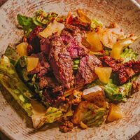 Салат с говяжьими медальонами и плавленным камамбером в DROVA