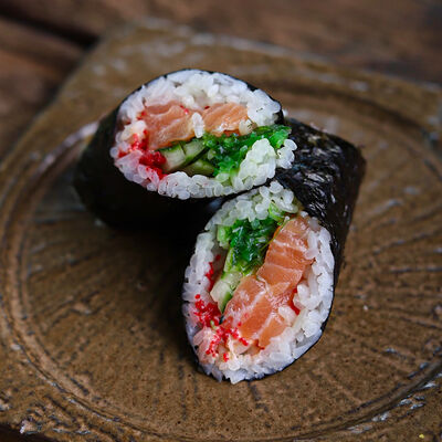 Хенд-ролл Лосось, чука и тобико в Zuka по цене 660 ₽