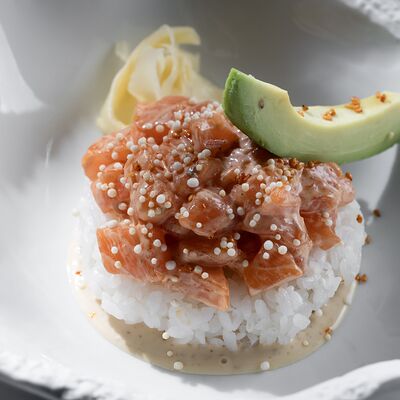 Rice bowl с лососем и авокадо в МОМО по цене 1620 ₽