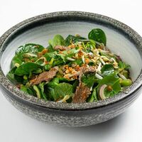 Тайский салат с говядиной на гриле в Rose Bar Crocus City
