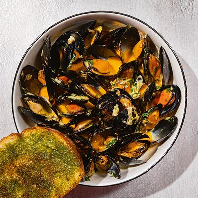 Мидии в сырно-чесночном соусе в Антрекот по цене 1020 ₽