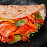 Роти с лососем в Umami