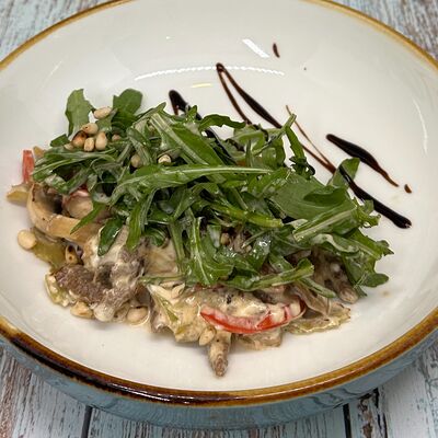 Теплый салат с говядиной, овощами, руколой и кедровыми орешками в Сова по цене 635 ₽