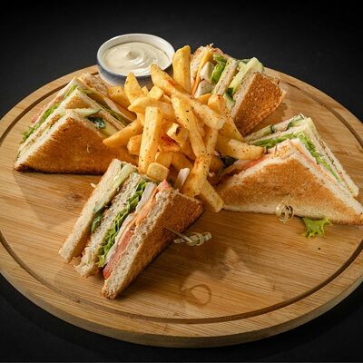 Клаб-сэндвич с курицей в Wasabi по цене 570 ₽