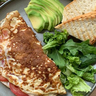 Омлет с сыром моцарелла и помидорами в Extrovert по цене 420 ₽