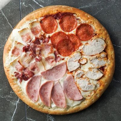 Пицца 4 мяса в Мама испекла по цене 890 ₽