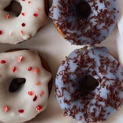 Пончик с белой глазурью в Формула успеха по цене 370 ₽