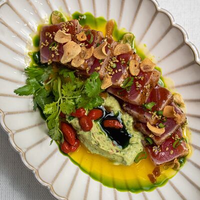 Татаки тунец, гуакамоле, крем юдзу в KIZOKU по цене 810 ₽