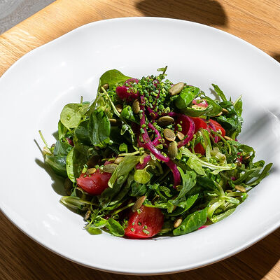 Салат с сезонными овощами в Omela по цене 990 ₽