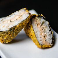 Онигири с курицей темпура в Sushi Box