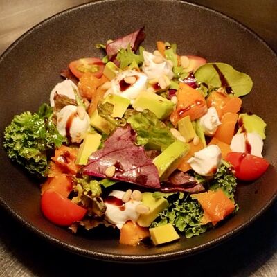 Салат с печеной тыквой и крем-чизв Пицца на дровах по цене 720 ₽