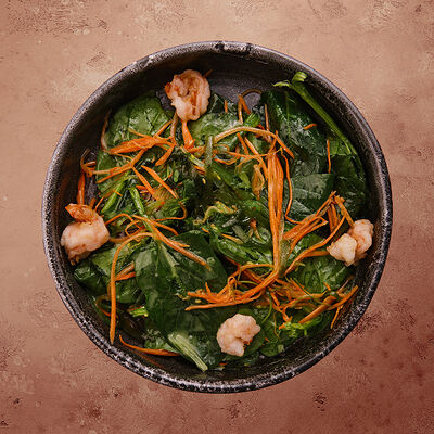 Салат с креветками, шпинатом и чукой в The Pivo по цене 350 ₽