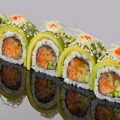 Ролл с тартаром из лосося, авокадо, овощами в остром соусе в Bluefin по цене 1610 ₽