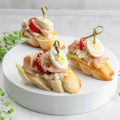 Брускетта Цезарь в KanapeFest по цене 1980 ₽