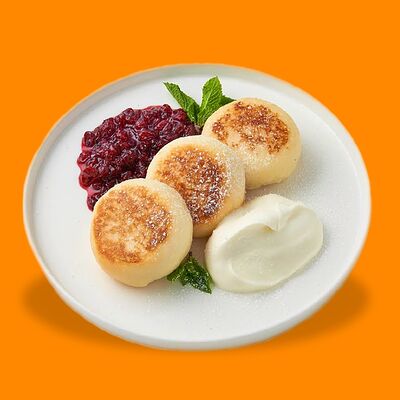 Сырники с брусникой и сметаной в Vaffel по цене 430 ₽