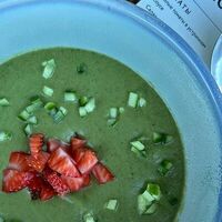 Холодный суп из авокадо с тартаром из клубники и огурцав More More