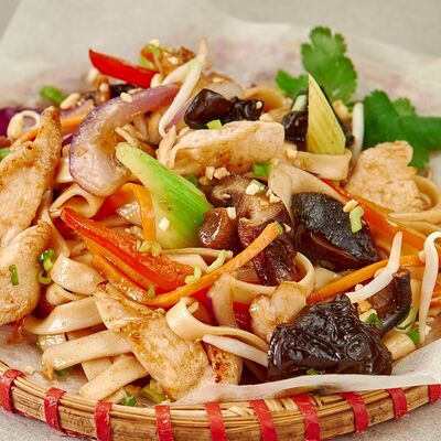 Удон с курицей и домашним терияки в Pho Bo и Том Ям по цене 369 ₽