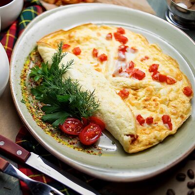 Омлет сырный с томатами в Meal me по цене 275 ₽