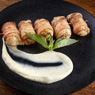 Куриные рулетики в беконе в Cernovar по цене 605 ₽