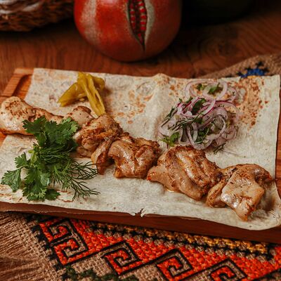 Шашлык из курицы в Хачапури и Вино по цене 676 ₽