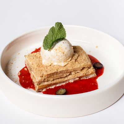 Медовик с мороженым в Уголь по цене 410 ₽